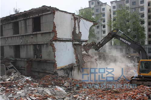 嚴(yán)厲打擊侵占國有資產(chǎn)和違法建設(shè)行為